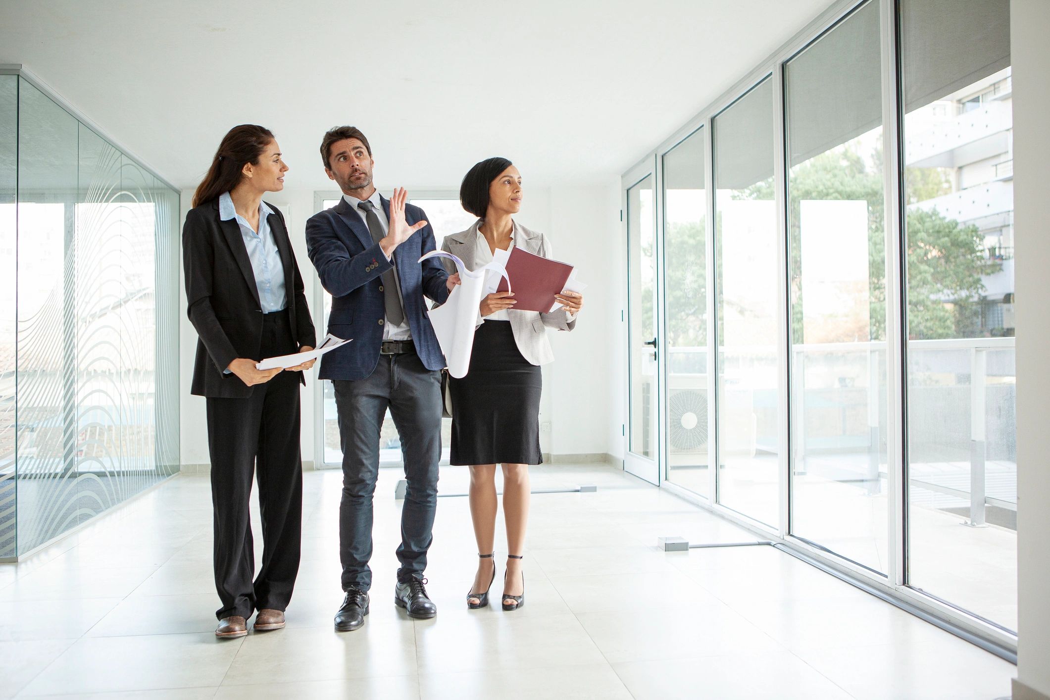 Échange professionnel autour d’un projet en bureau