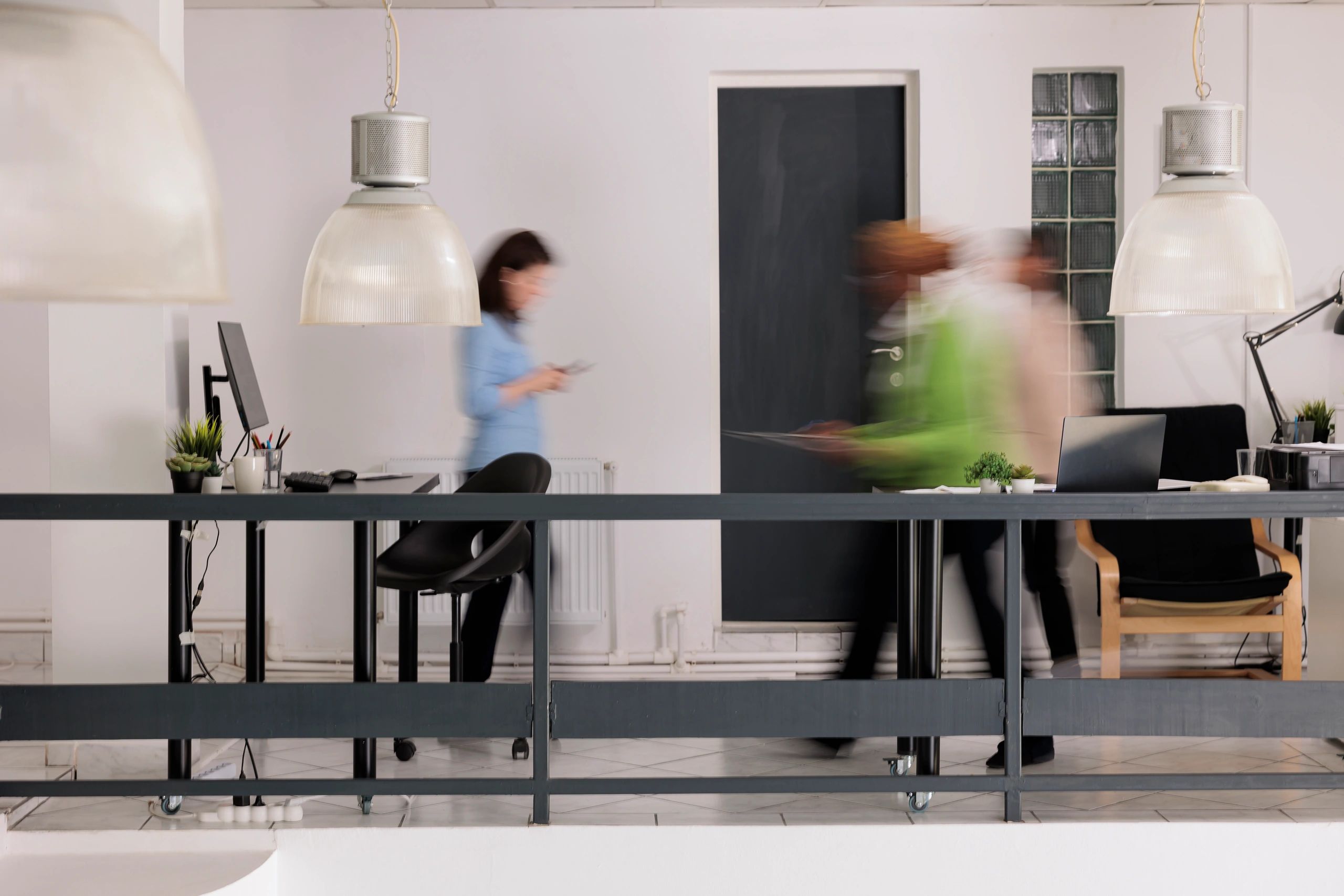 Collaborateurs circulant dans un siège social d’entreprise