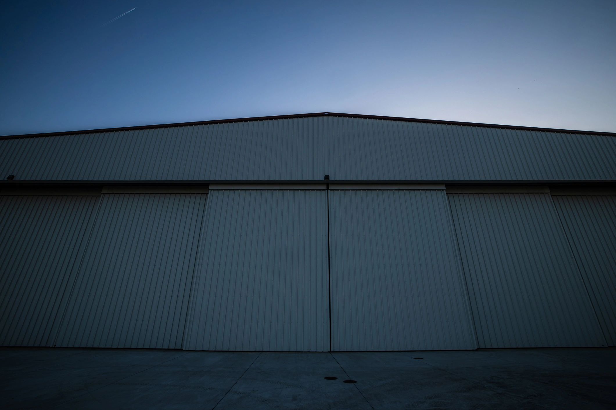 Grand hangar industriel illustrant une infrastructure critique