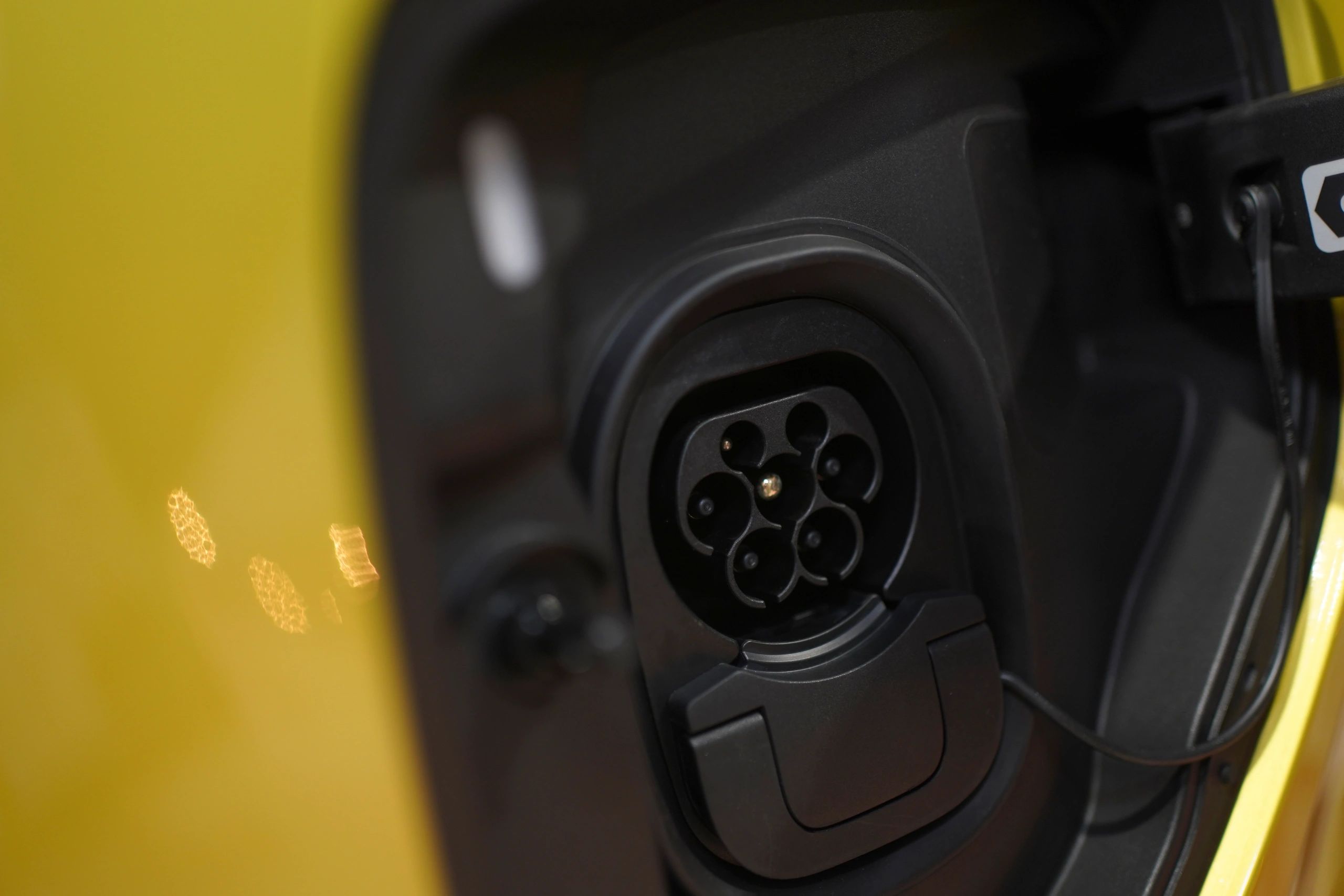 Véhicules électriques sur un site organisé pour la recharge