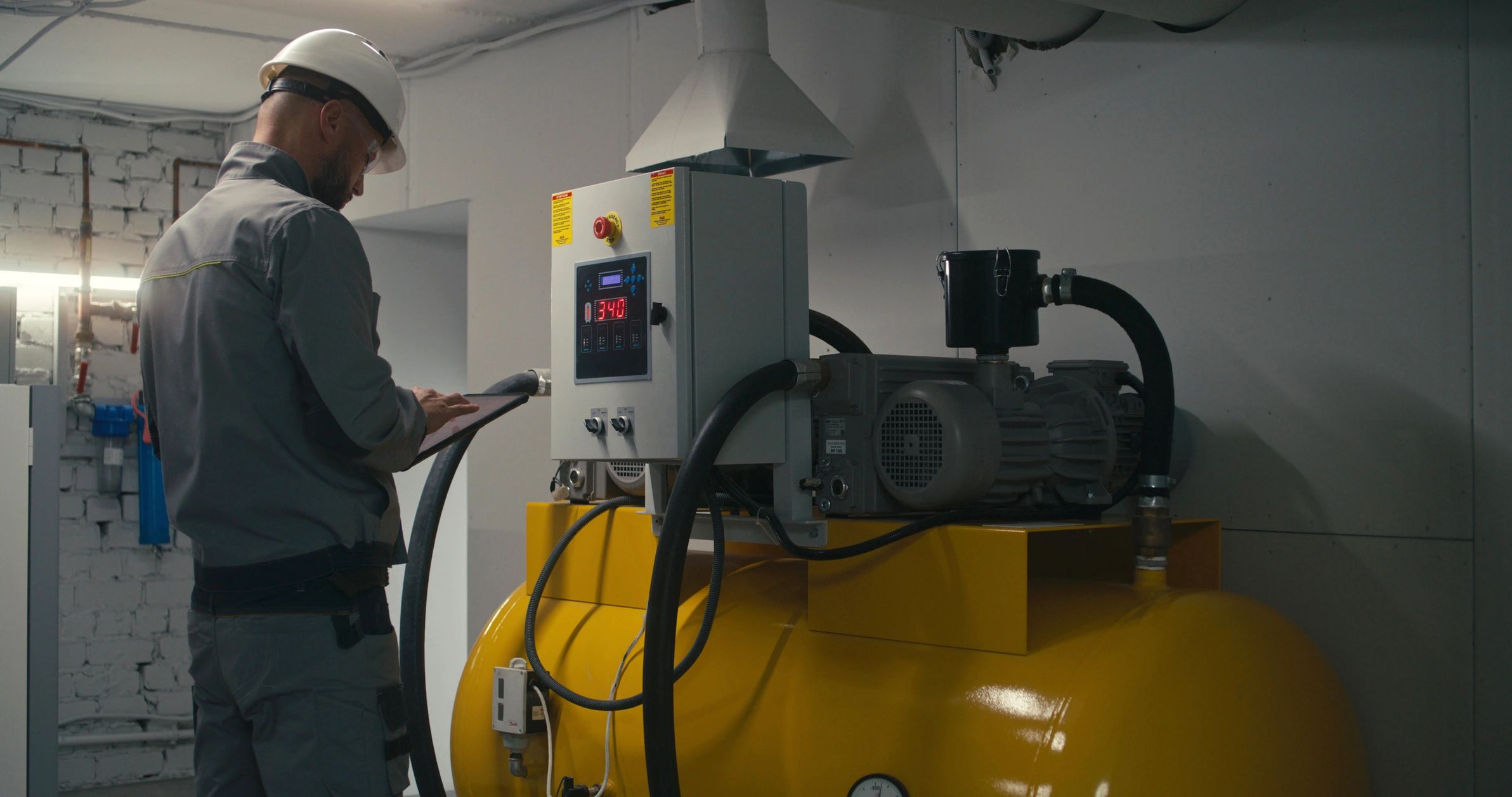 Ingénieur sur site industriel avec tablette