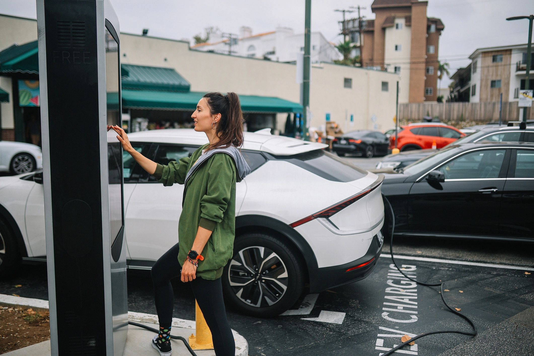 Usage professionnel d’une borne de recharge sur parking d’entreprise