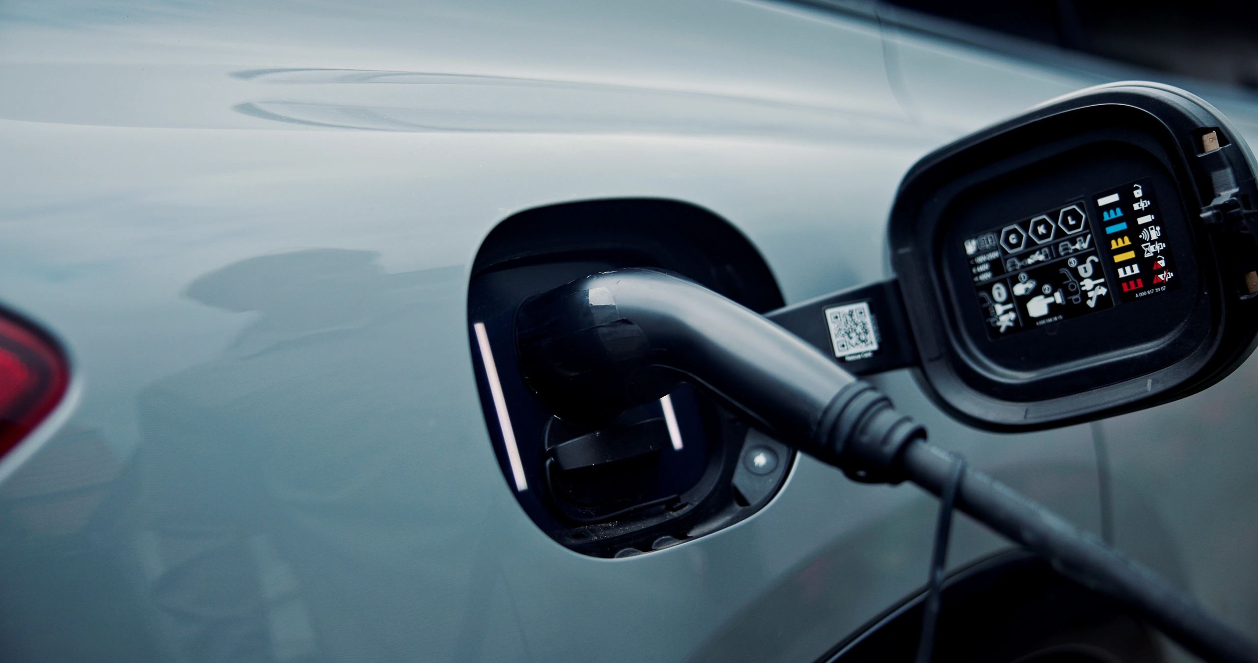 Véhicule électrique en charge dans un environnement professionnel