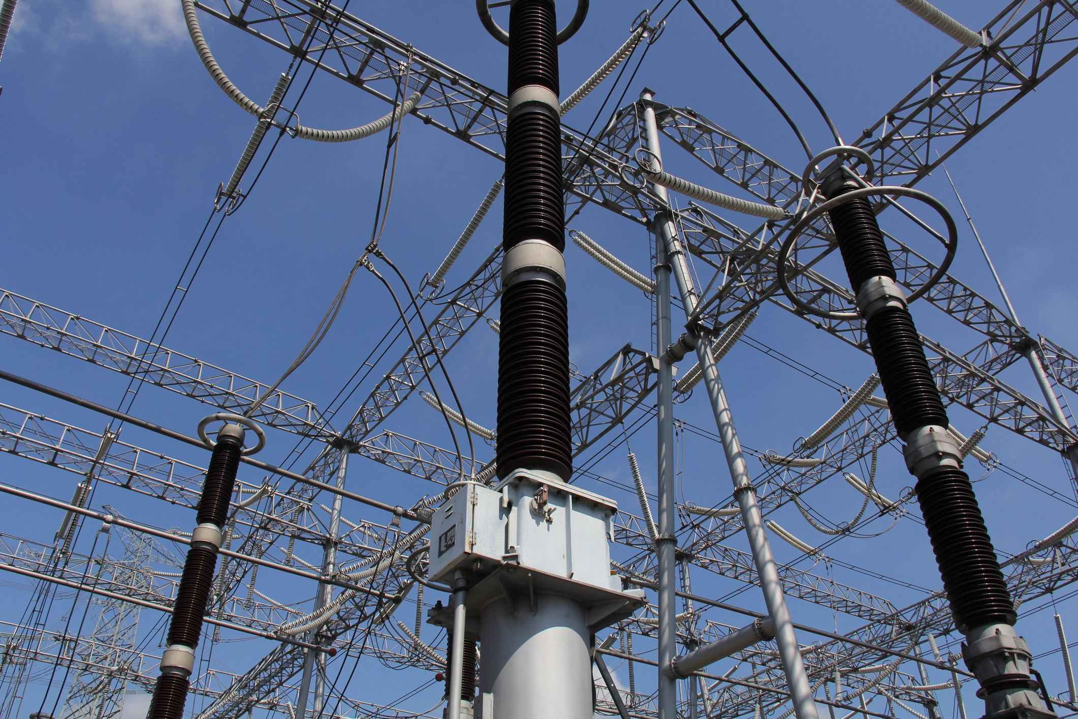 Infrastructure électrique complexe symbolisant la supervision et la continuité de service