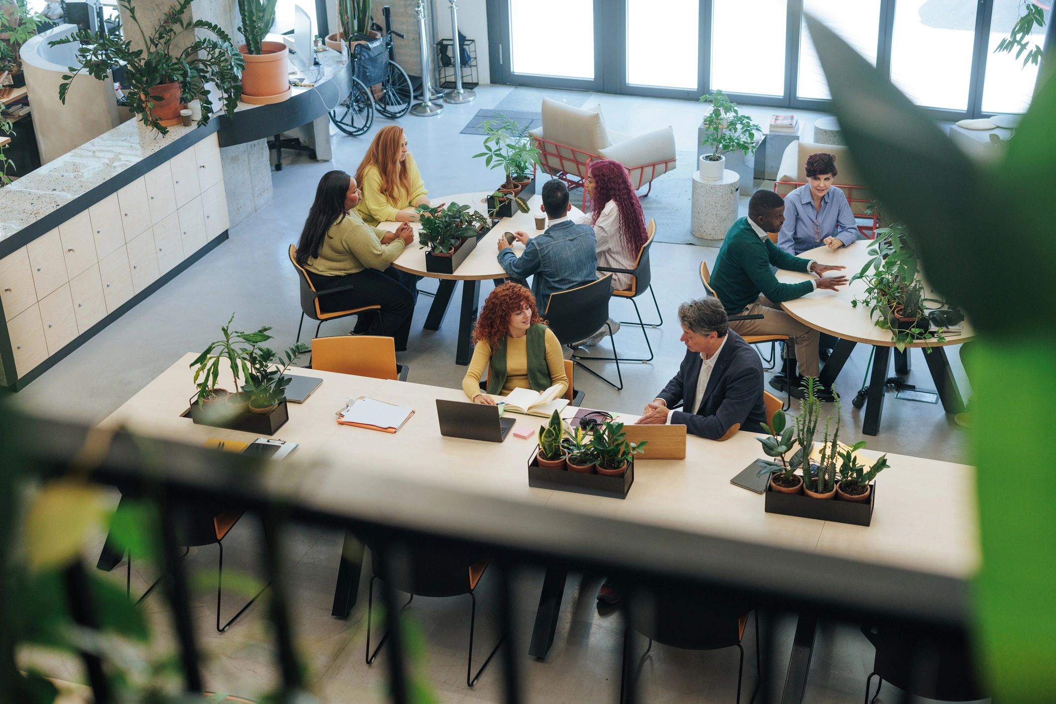 Équipe opérant un environnement de bureau moderne