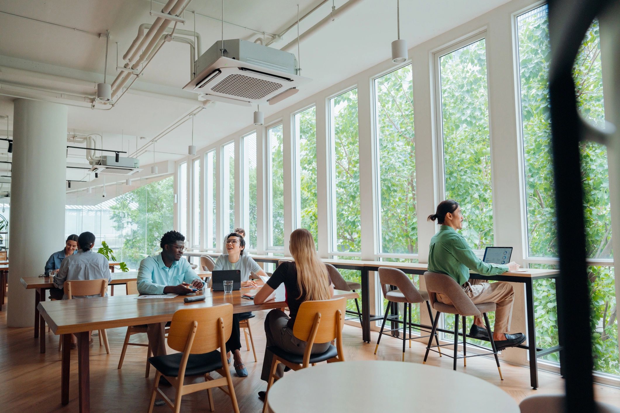 Professionnels dans un espace de travail collaboratif