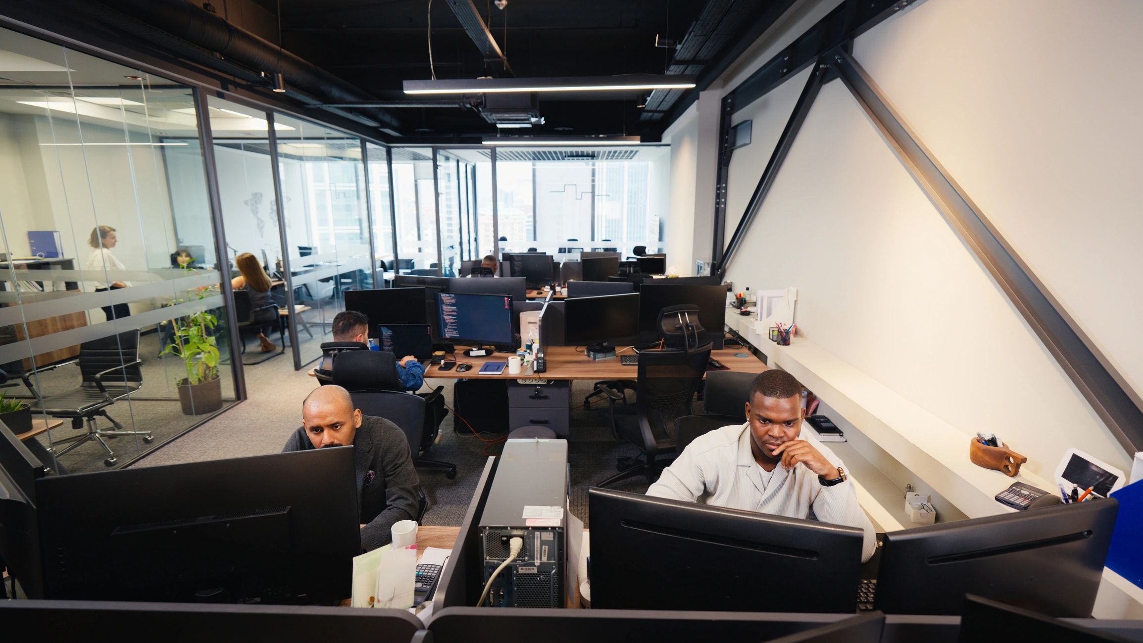 Équipe opérant une infrastructure technologique dans un environnement professionnel
