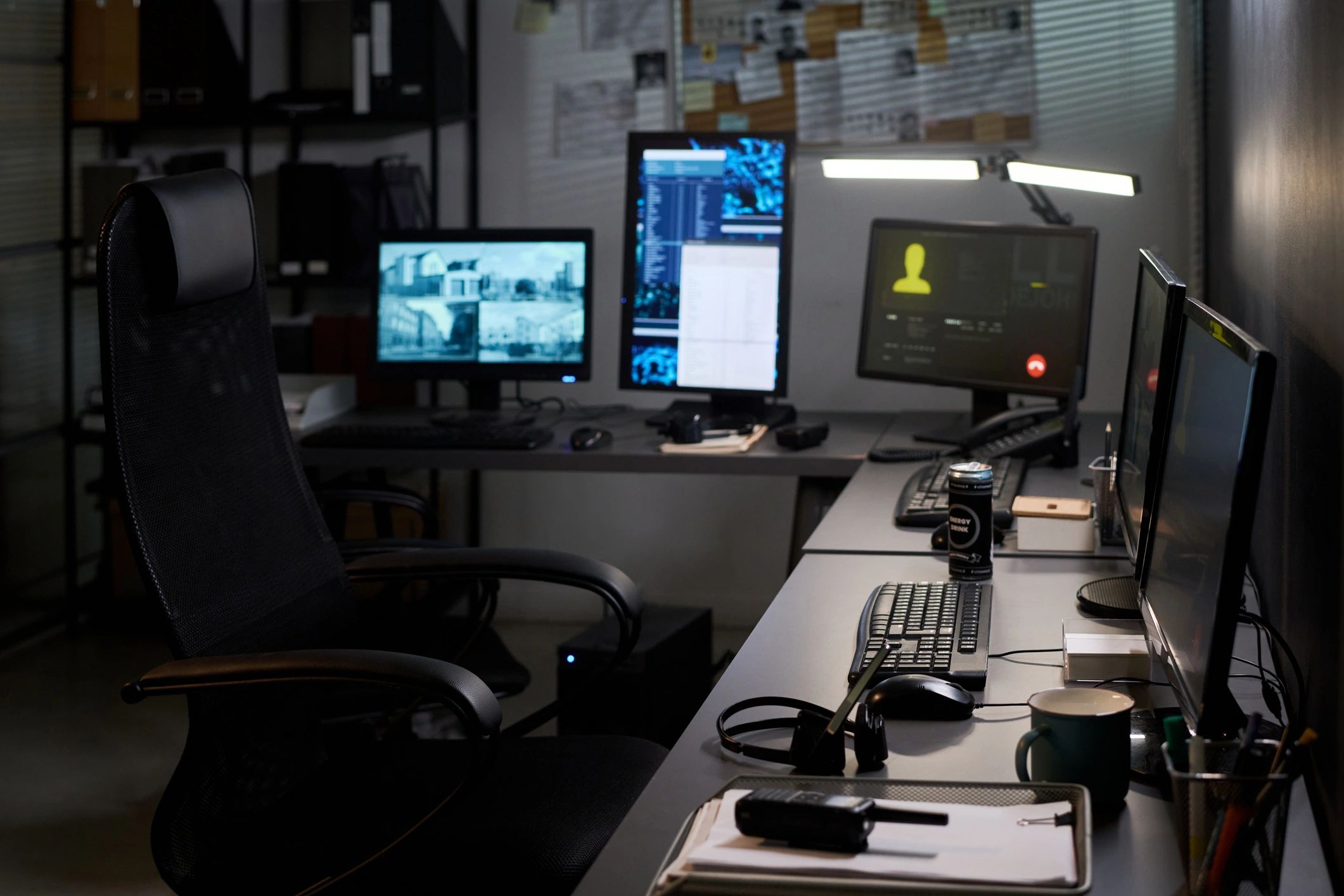 Salle de contrôle avec écrans de surveillance pour le suivi des alertes